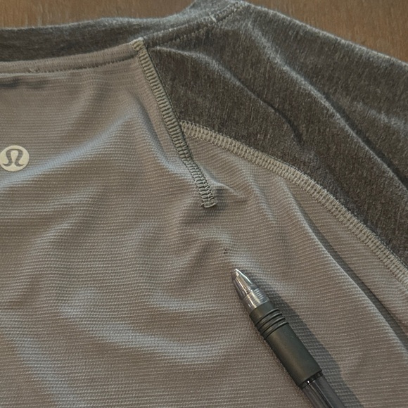 Lululemon Shirt Large. ****Minor Defects. See pictures Read Description***** - Picture 6 of 12